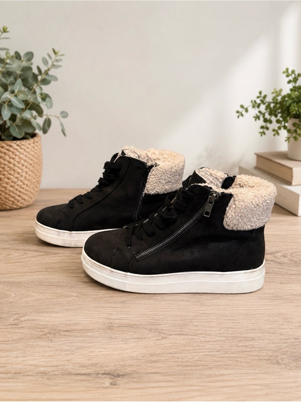 🖤MIA Penny Faux Fur High Top Sneakers Black Women’s Size 8 🖤